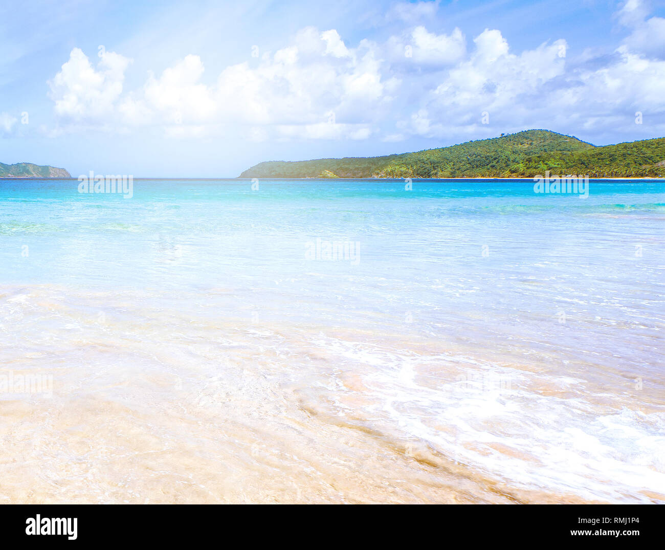 Schöne erstaunliche goldfarbenen Sandstrand mit sanften Wellen isoliert mit sonnigen blauen Himmel. Konzept der tropischen ruhigen Tourismus Idee, kopieren Platz, in der Nähe Stockfoto