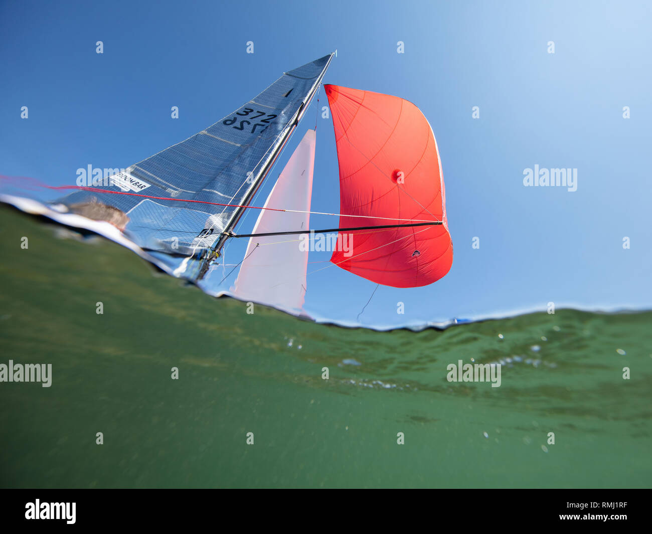 Das rote Segel fliegen Vergangenheit während ein Rennen der Regatta Salcombe Stockfoto