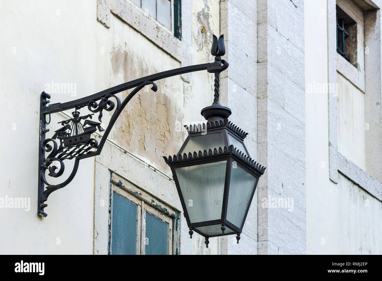 Schmiedeeisernen Laternen mit auf einem Schiff und zwei Krähen Emblem