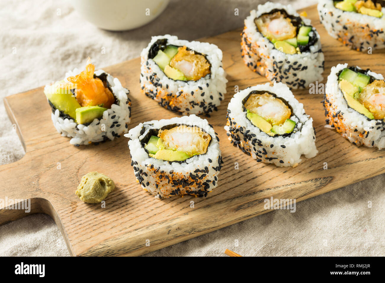 Hausgemachte Shirmp Tempura Sushi Roll mit Avocados Stockfoto