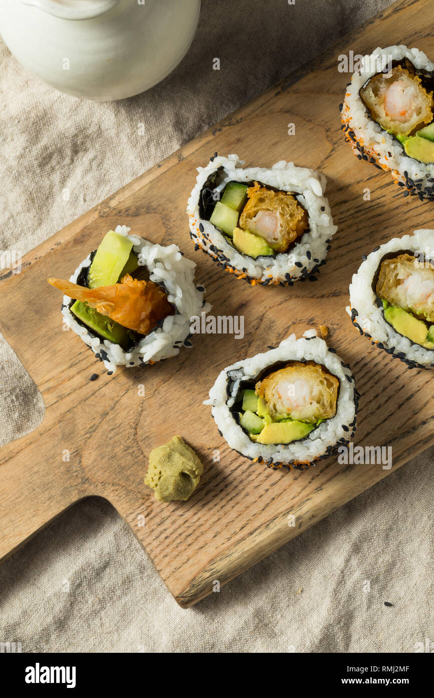Hausgemachte Shirmp Tempura Sushi Roll mit Avocados Stockfoto