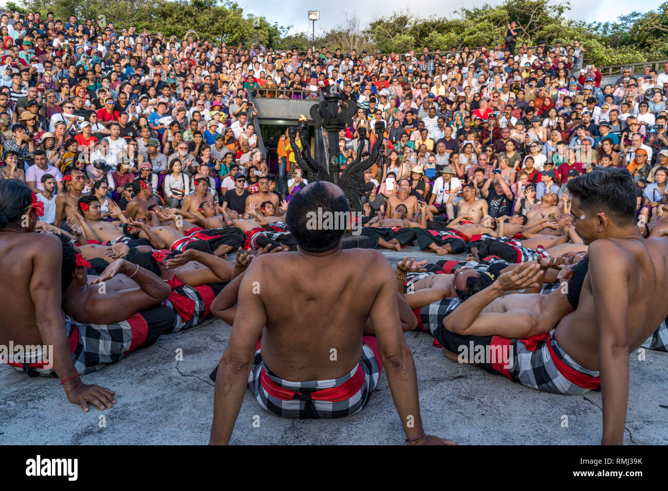 Uluwatu Tempel, Bali, Indonesien - Januar 2019: Kecak Tanz für öffentliche bei Uluwatu Tempel durchgeführt Stockfoto