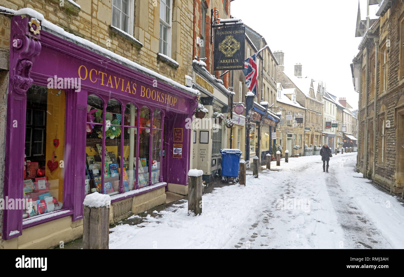 Nach oben Black Jack Street, Octavia Bookshop, in die Kirche St. Johannes Baptist, winter schnee Cirencester Town Center, Gloucestershire, England, GL7 2AA Stockfoto