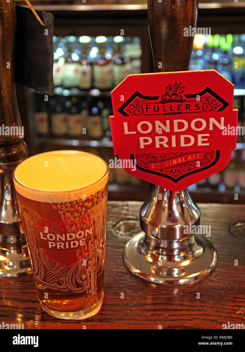 Fullers London Pride Handpumpe auf eine Bar/Pub, North West England, Best bitter, CAMRA ale alkoholisches Getränk, in Chiswick, West London gebraut Stockfoto