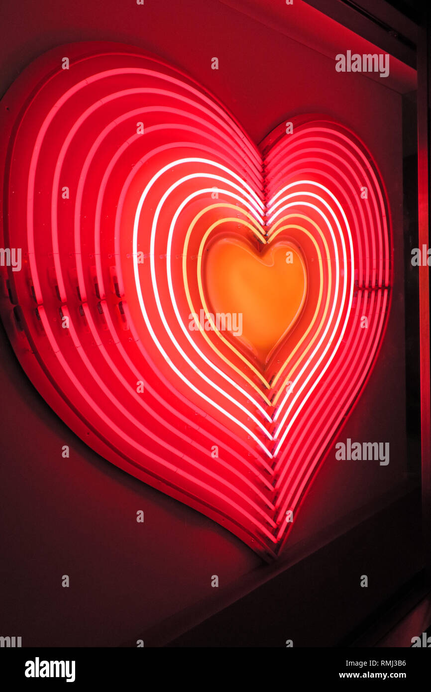 Rosa Neon Herz, Liebe, Rot, Weiß, Orange, für St Valentines Tag, dem 14. Februar, London, Oxford Street Stockfoto