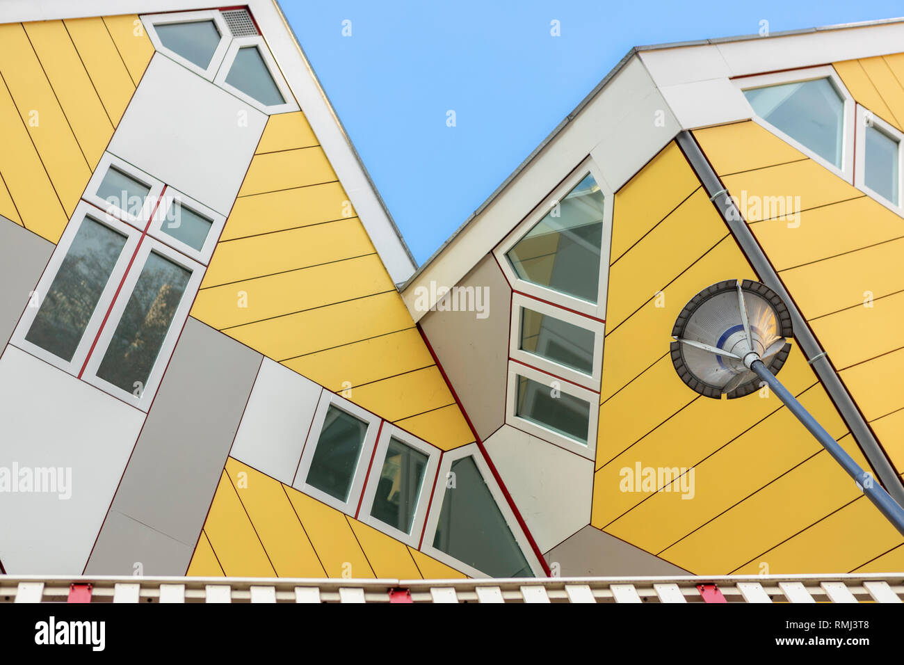 Detailansicht von zwei der berühmten gekippt cube Häuser in Rotterdam, Niederlande, mit im Vordergrund eine Laterne Pol Stockfoto