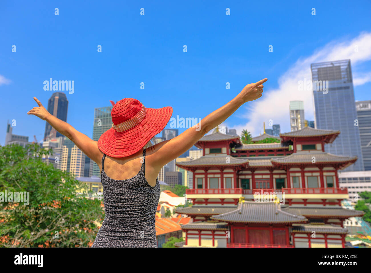 Sorglos Frau mit Panoramablick auf berühmten Buddha Zahns Tempel im Herzen von Chinatown, Singapur. Antenne Stadtbild Skyline der Innenstadt. Lifes Stockfoto