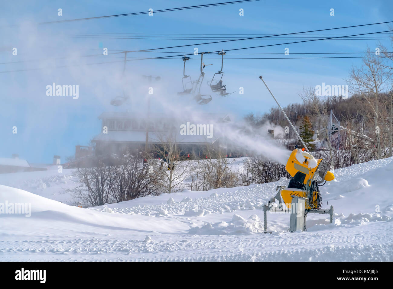 Schneekanone bei der Arbeit auf einem Skigebiet in Park City Stockfoto