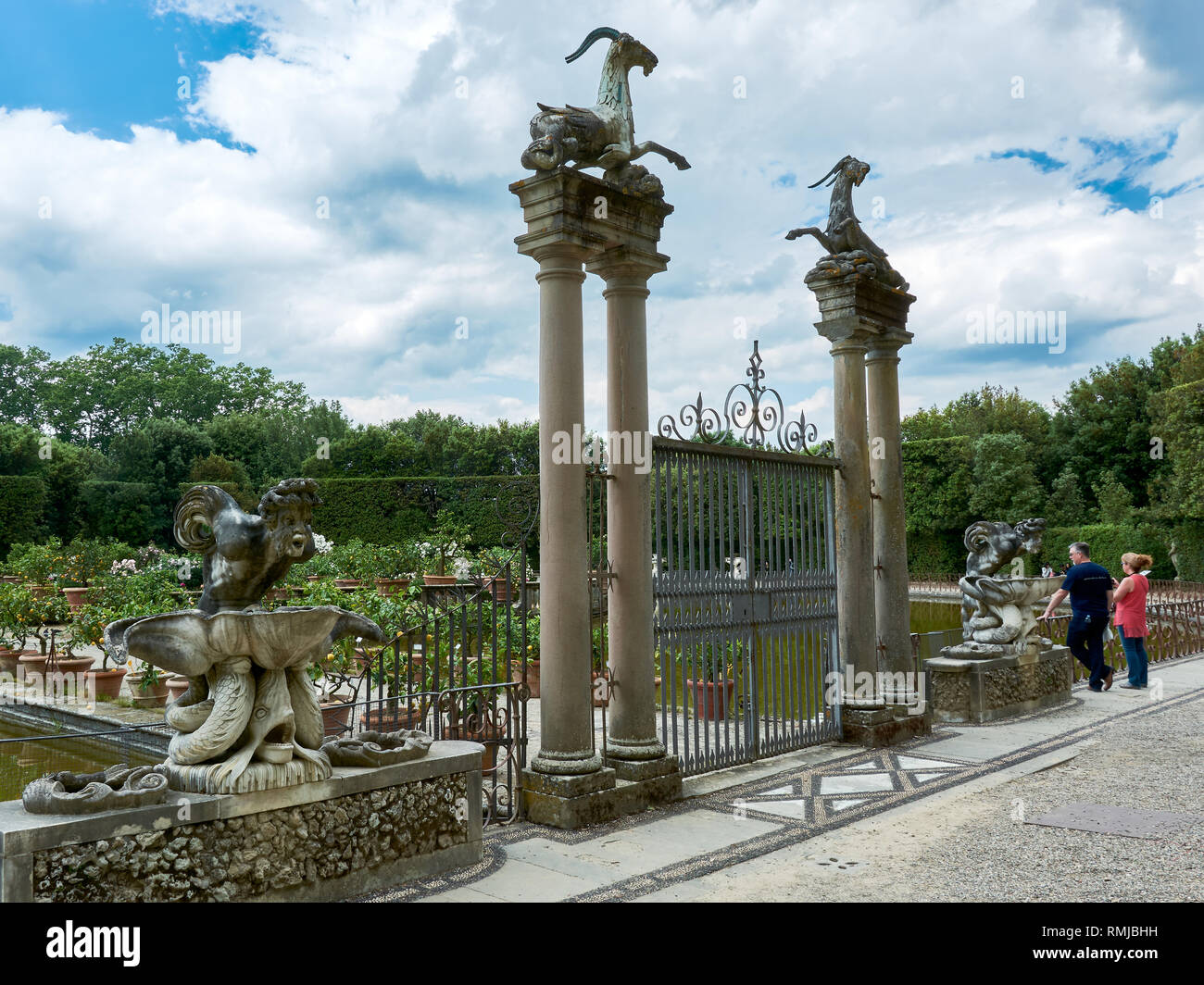 Florenz, Italien. Skulpturen, Wasserspeier und Ziegen (Symbol der Steinbock), in dem sich der Eingang zu der kleinen Insel "Isolotto in der boboli Ga Stockfoto