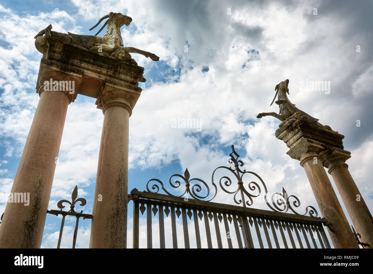 Florenz, Italien. Skulpturen von Ziegen (Symbol der Steinbock) auf der Oberseite der Säulen, die das Tor zu der kleinen Insel "Isolotto in der boboli Surround Stockfoto