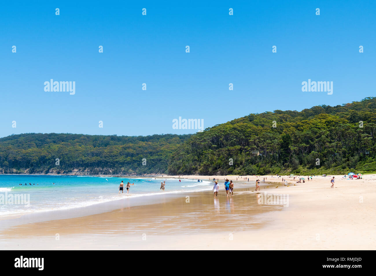 Kiesstrand, NSW, Australia-January 4, 2019: die Menschen genießen das sonnige Wetter am Kiesstrand, ein beliebter Campingplatz mit großen Surfing Beach und b Stockfoto
