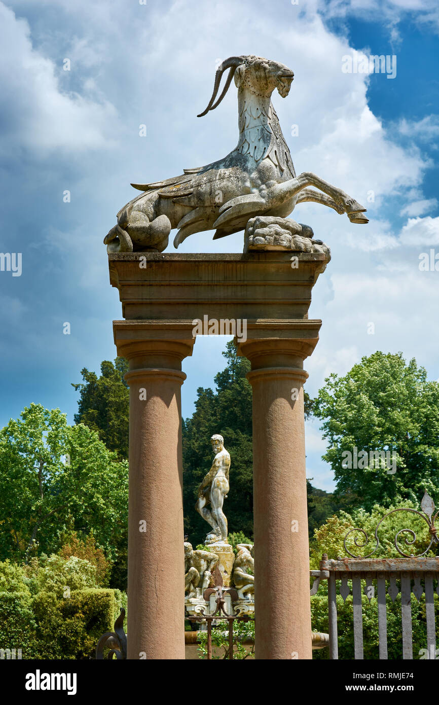 Eine von zwei Skulpturen von einer Ziege (Steinbock Symbol), bewacht den Eingang zu den Isolotto in den Boboli-Gärten in Florenz, Italien, und die Skulptur Stockfoto