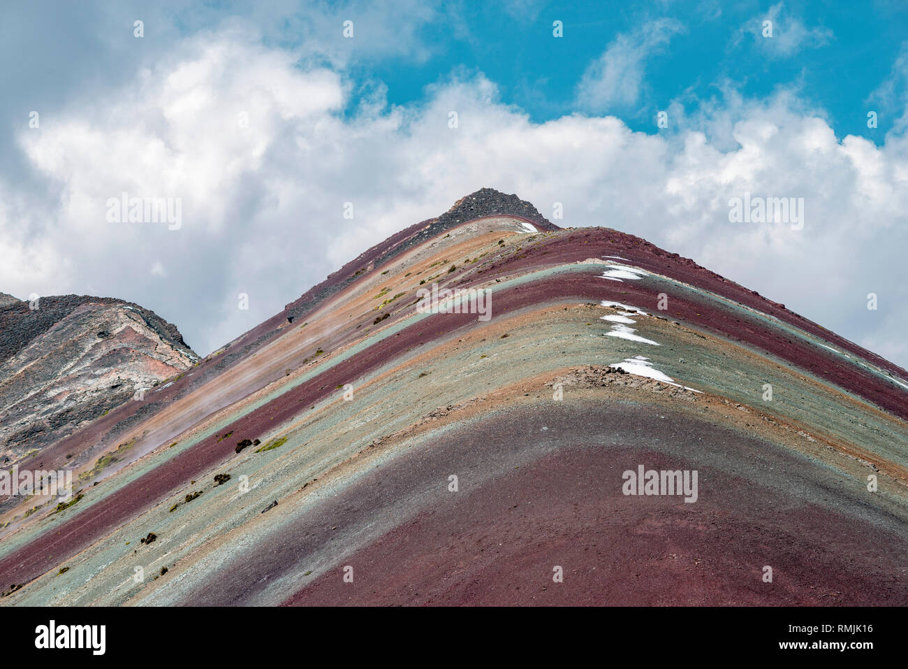 Gestreifte Ridge auf Rainbow Berg in Peru durch Tagfahrlicht Stockfoto