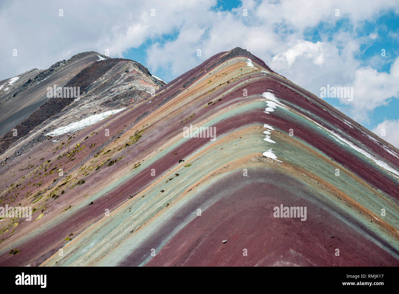 Gestreifte Ridge auf Rainbow Berg in Peru durch Tagfahrlicht Stockfoto