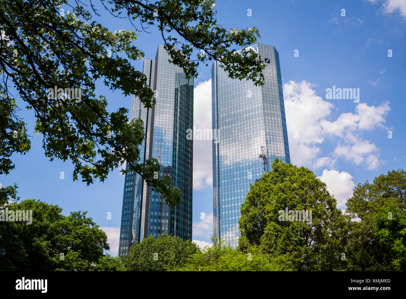 Low Angle View durch Zweige und Bäume in einem öffentlichen Park die Türme der Hauptsitz der Deutschen Bank in Frankfurt/Main, Frankfurt - Deutsch Stockfoto