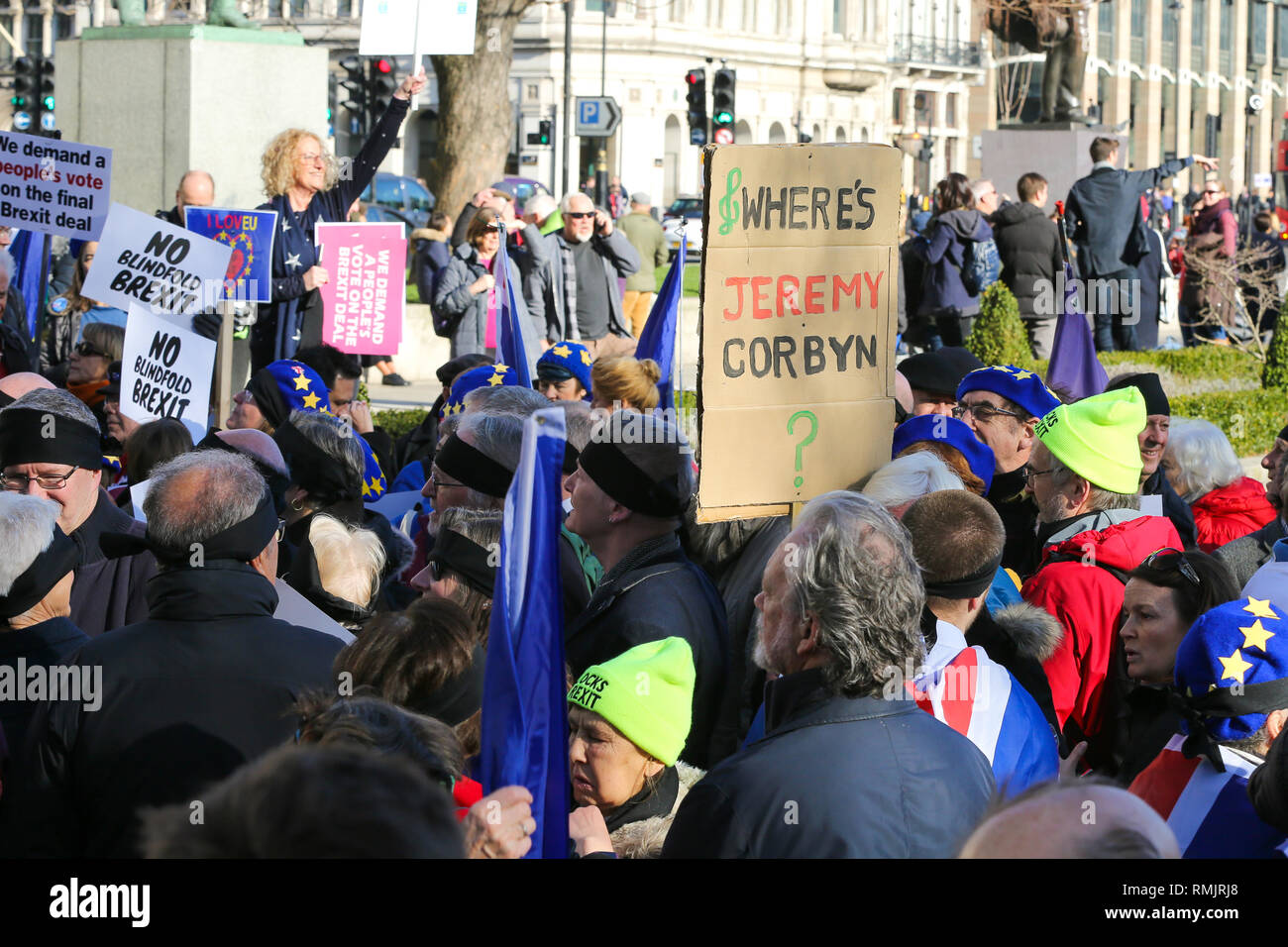 Eine blinde gefaltet Demonstrator gesehen hält ein Plakat während des Protestes. Hunderte von Stimmen Unterstützer der Menschen trug Augenbinden im Parlament Platz vor der Debatte im Unterhaus protestierte, dass der Brexit deal keine Klarheit und ohne Verschluss über die zukünftigen Beziehungen zwischen Großbritannien und Europa zur Verfügung stellen würde. Stockfoto