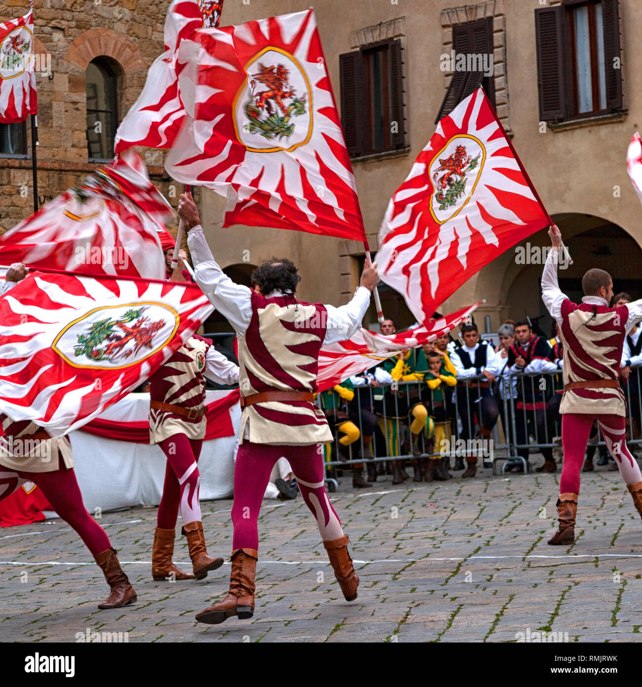 Volterra Italien Europa Flagge Wurf Wettbewerb. Volterra Hill Stadt Italien. Stockfoto