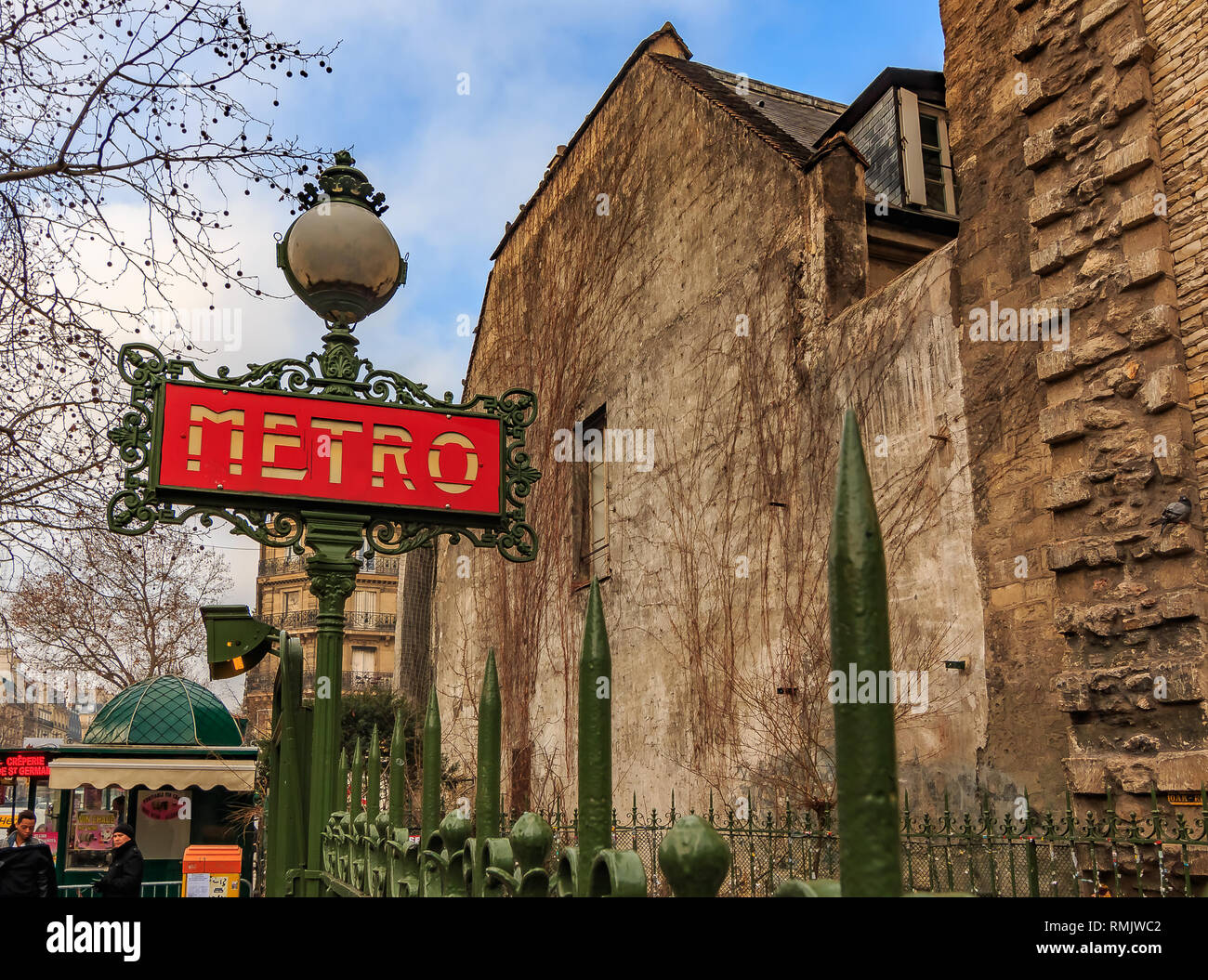 Paris, Frankreich, 22. Januar 2015: verzierten rot Art-déco-Stil oder Jugendstil Pariser U-Schild in der Nähe der Saint Germain des Pres Kirche und Mer Stockfoto