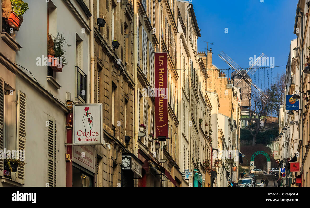 Paris, Frankreich, 22. Januar 2015: Blick entlang der Straße, auf dem alten Restaurant mit windmühle Moulin de la Galette im Bezirk Montmartre Stockfoto