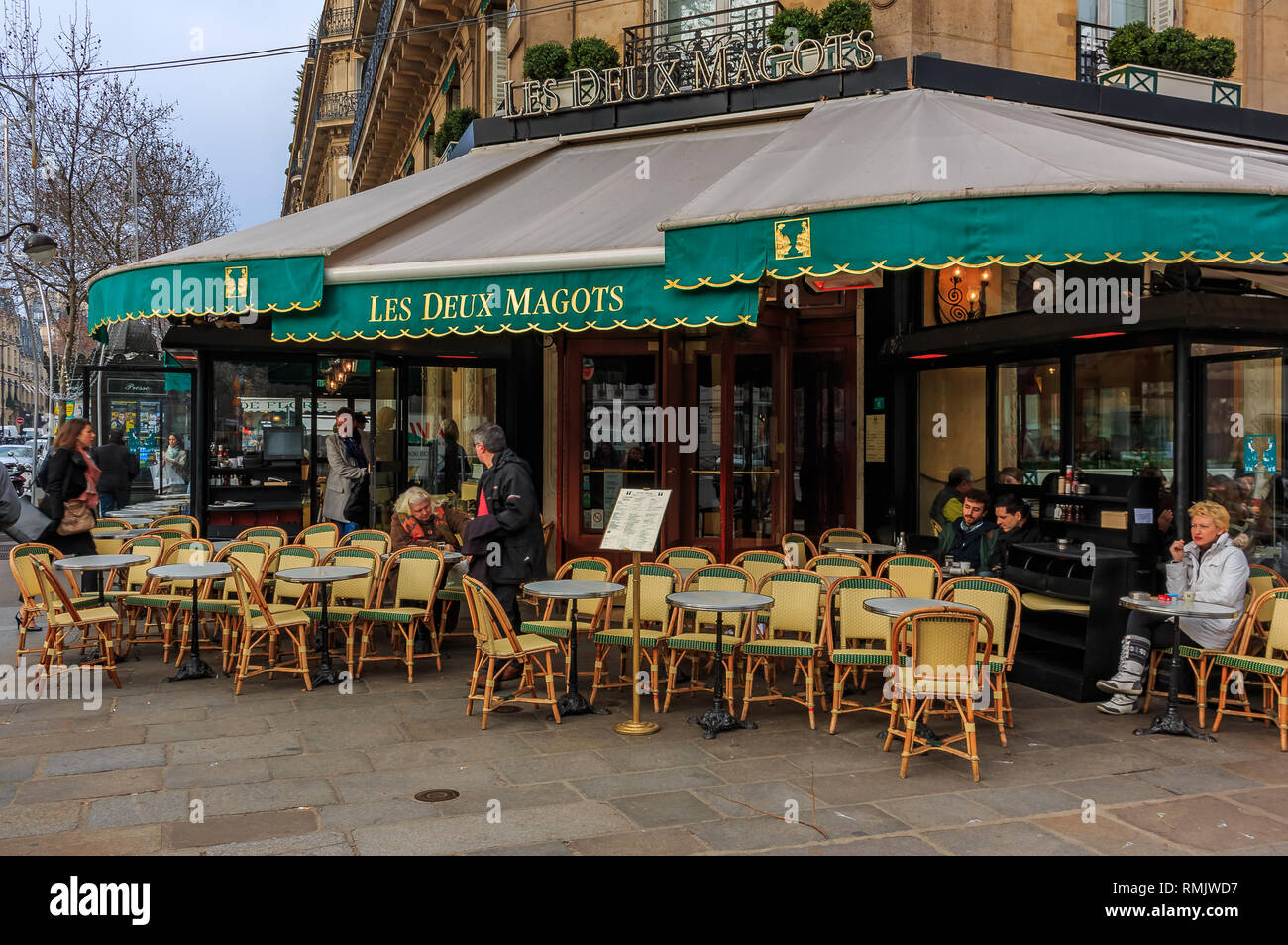 Paris, Frankreich, 22. Januar 2015: Außenbereich im Les Deux Magots iconic Brasserie serviert traditionelle französische Gerichte und bekannt als gehostete gue Stockfoto