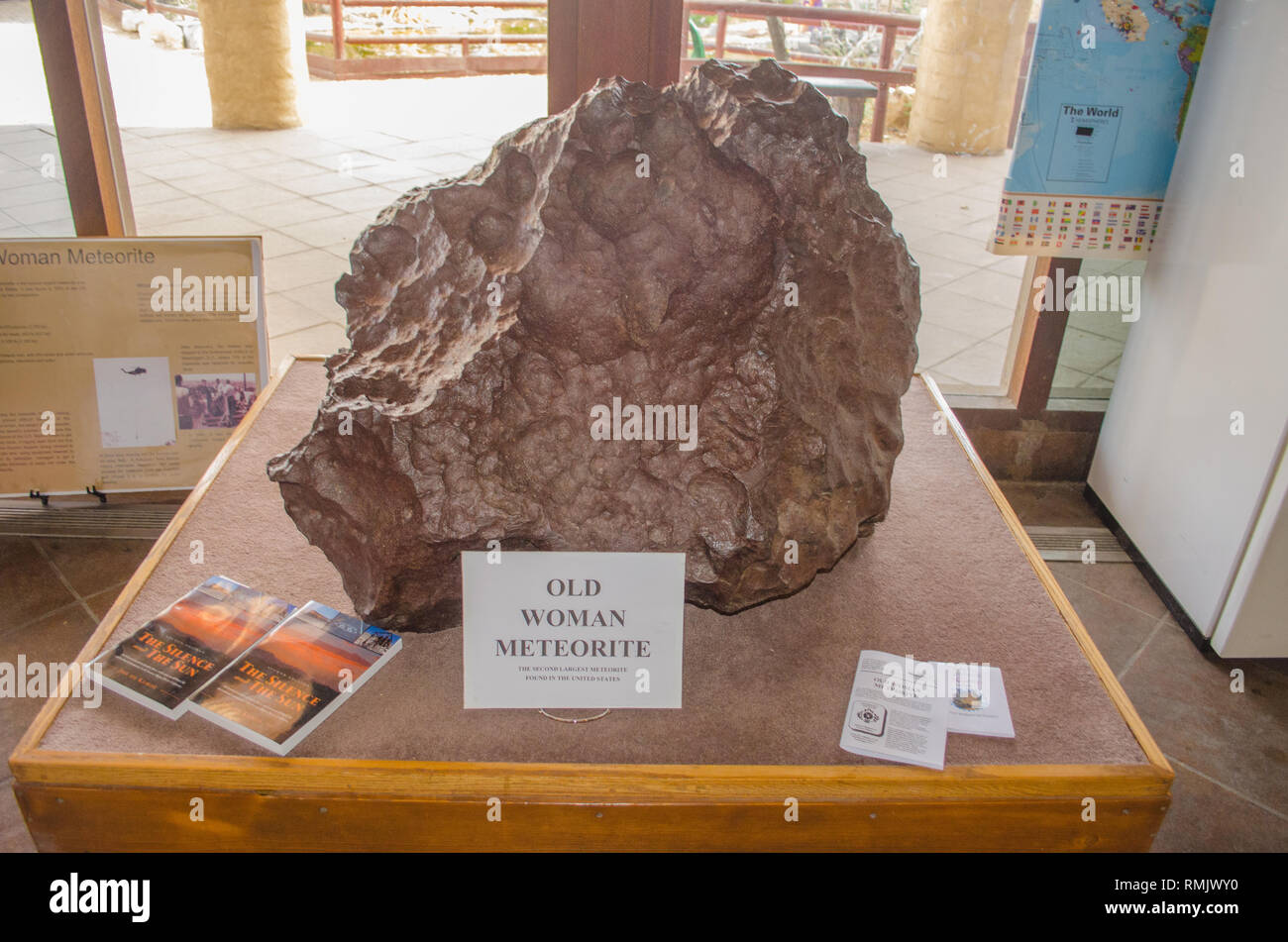 Alte Frau Meteorit in der Wüste Zentrum entdecken, Barstow, CA Stockfoto