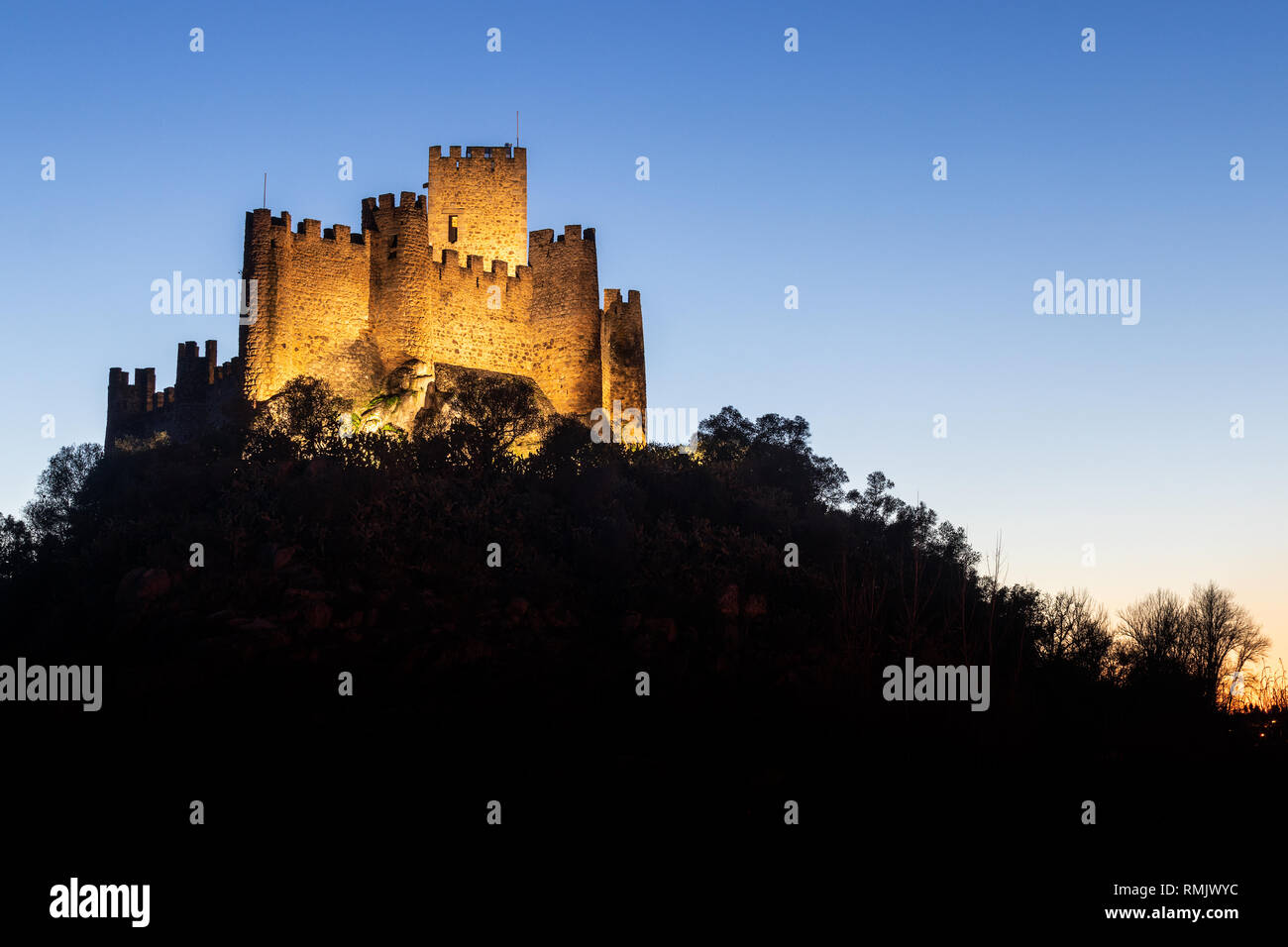 Almourol, Portugal - Januar 12, 2019: almourol Schloss bei Dämmerung und durch künstliches Licht beleuchtet. Stockfoto