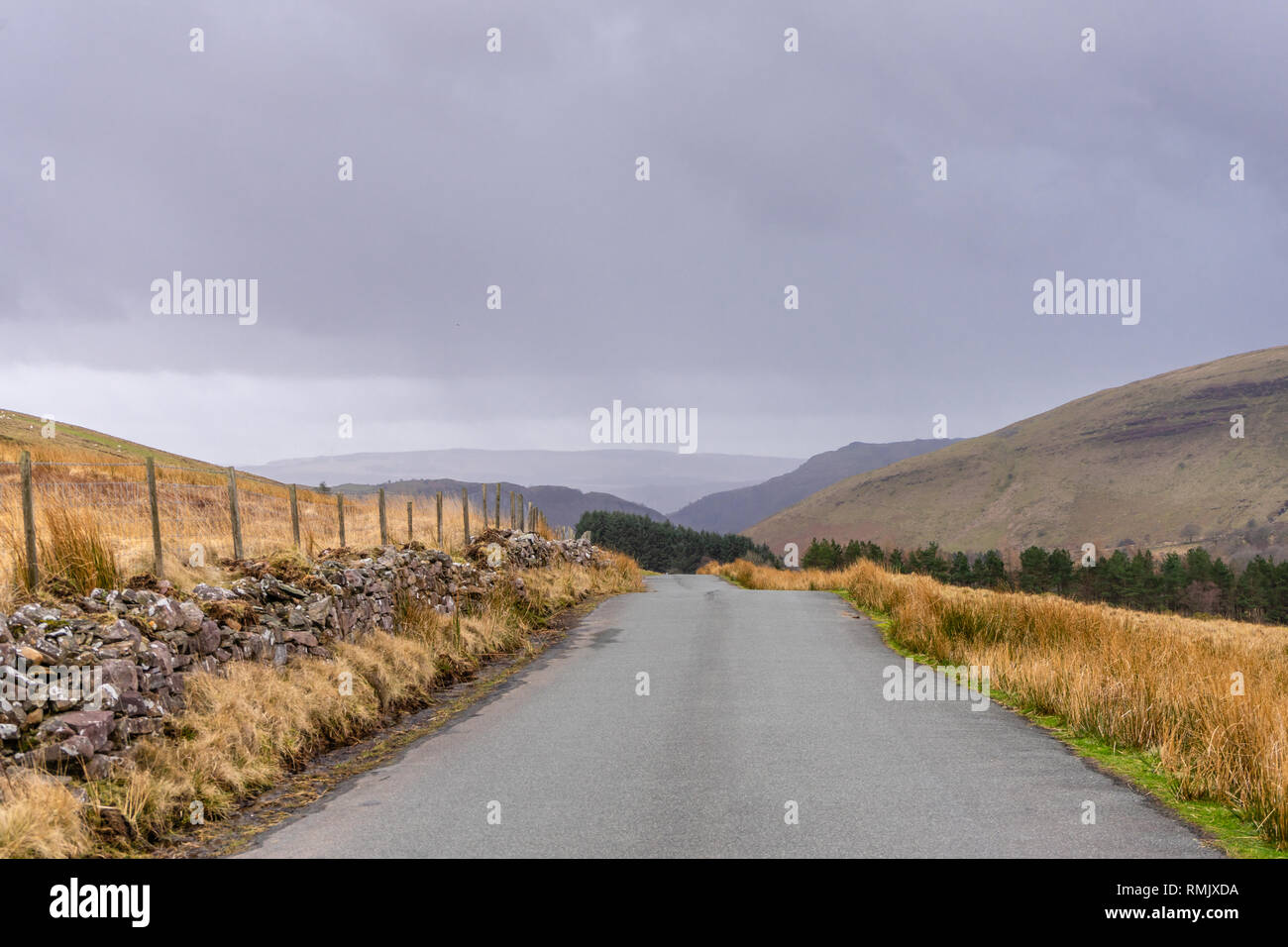 Unbenannte Mountain Road durch die Brecon Beacons National Park bei bedecktem Wetter, Wales, Großbritannien Stockfoto