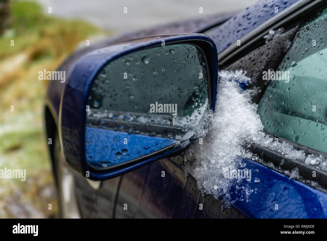 Pellets von gefrorenen Regen auf ein Auto Rückspiegel nach einem Hagel Dusche Stockfoto