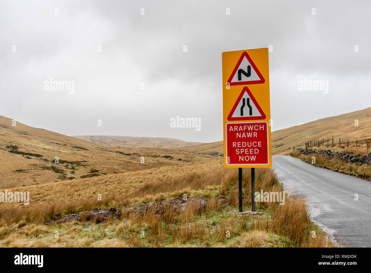 Double bend, Verengung der Straße auf beiden Seiten und die Geschwindigkeit jetzt reduzieren (Walisisch: Arafwch Nawr) Zeichen in den Brecon Beacons National Park, Wales, Großbritannien Stockfoto