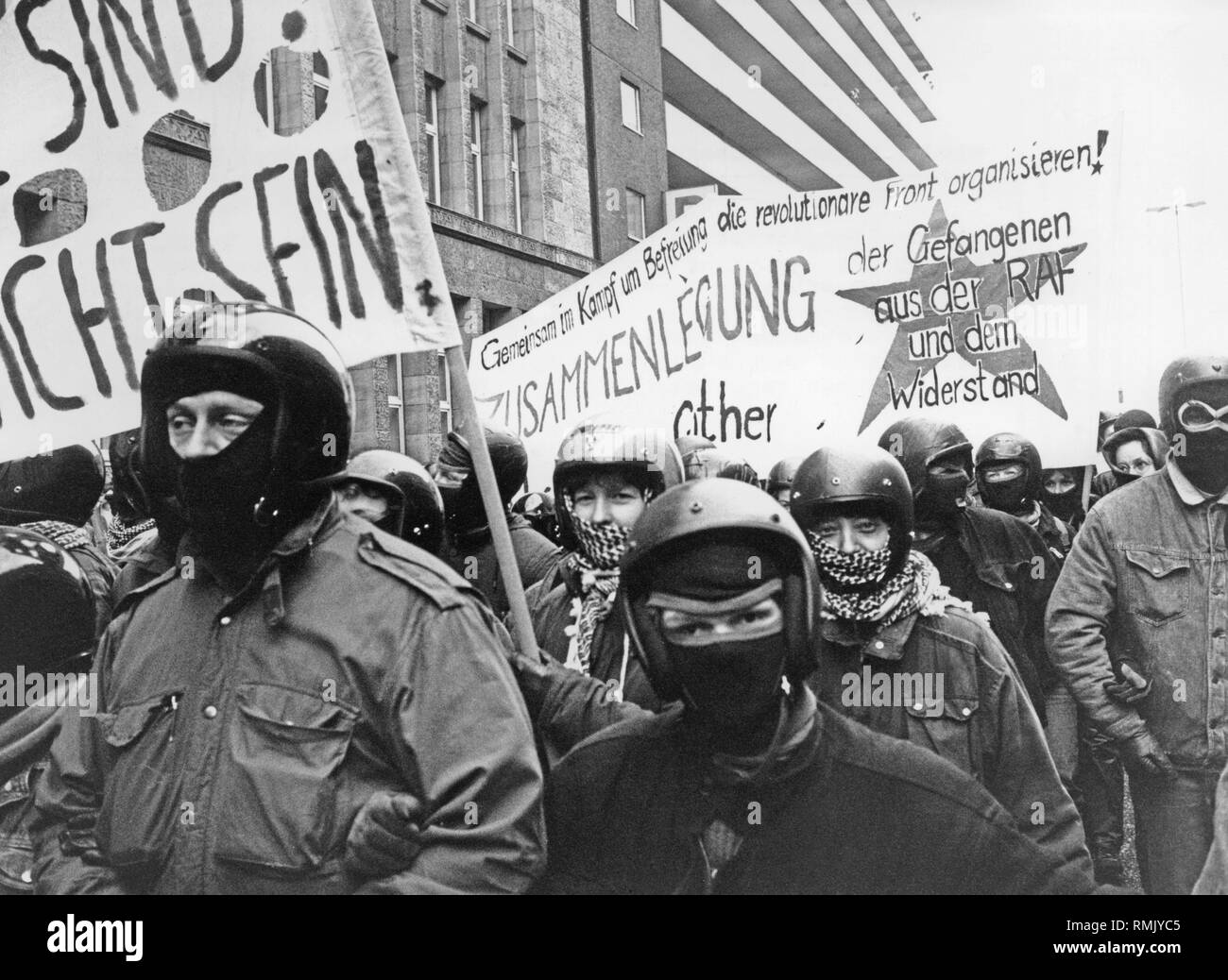 Die demonstranten März mit maskierten Gesichtern und Motorradhelme durch eine Straße in Hamburg. Sie gegen den Abriss des ehemals besetzten Häuser in der Hafenstraße, Hamburg demonstrieren. Auf einem Plakat: "Gemeinsam haben wir die revolutionäre Front im Kampf für die Befreiung zu organisieren! Zusammenlegung der Gefangenen aus der RAF mit Widerstand". Es kam zu schweren Auseinandersetzungen auf den Demonstrationen an diesem Tag. In einem Street Fight mit der Polizei, 1000 Hooded "gewalttätige Personen" hatte vom Rest der Demonstranten getrennt werden. 124 Menschen wurden bei den Unruhen verletzt, darunter 93 Polizisten und 31 Demonstranten. Stockfoto