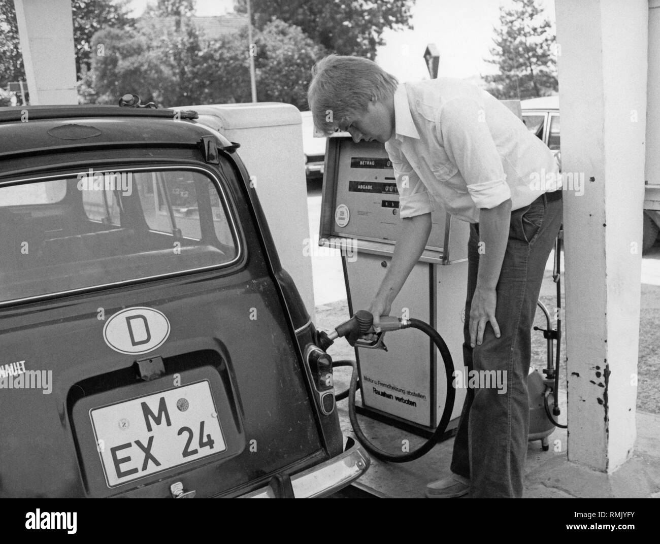 Ein Renault R4 ist an einem Self-service-Tankstelle getankt. Stockfoto