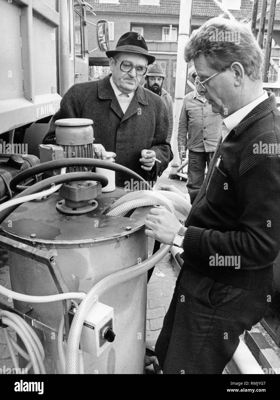 Ein müllauto in Gütersloh ist mit einer Mischung aus Wasser, Pflanzenöl und Diesel getankt. Heinz Tappe (links) und Werksleiter Adolf Seibert Switch auf einem Magnetrührer mit denen der Kraftstoffe gemischt sind. Stockfoto