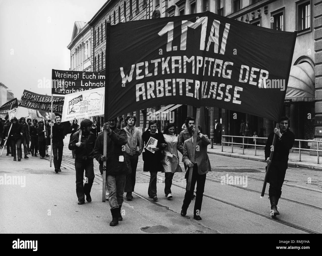 Tag der Rallye von linken Studenten am 1. Mai 1968. Auf den Banner: "Der 1. Mai, den Internationalen Tag der Arbeit". Stockfoto