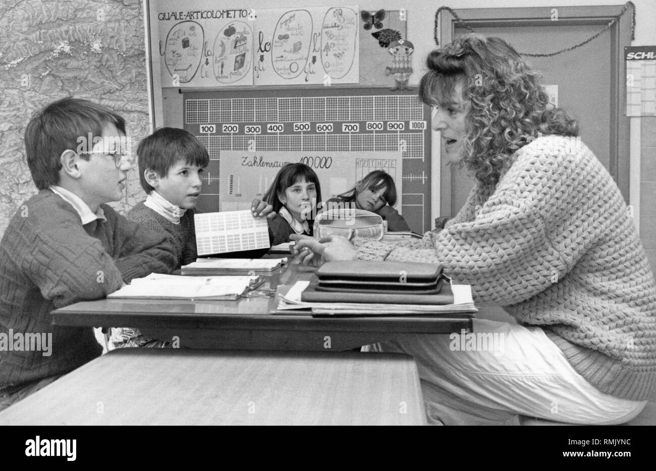 Ein Lehrer unterrichtet in einer deutschsprachigen Grundschule Klasse. Mit der Machtübernahme der Faschisten in Südtirol 1922, der Gebrauch der deutschen Sprache in der Schule, als auch in allen öffentlichen Einrichtungen verboten wurde. Alle deutschen Beamten wurden entlassen und Italienischen erklärt wurde die einzige nationale Sprache zu sein. Es war nicht bis die 'Gruber-de-Gasperi Vereinbarung" an der Pariser Friedenskonferenz 1946 angenommen, dass Südtirol autonomen Status gewährt, und Englisch die offizielle Sprache wurde zusammen mit Italienisch. Undatiertes Foto, vermutlich in den 1960er Jahren. Stockfoto