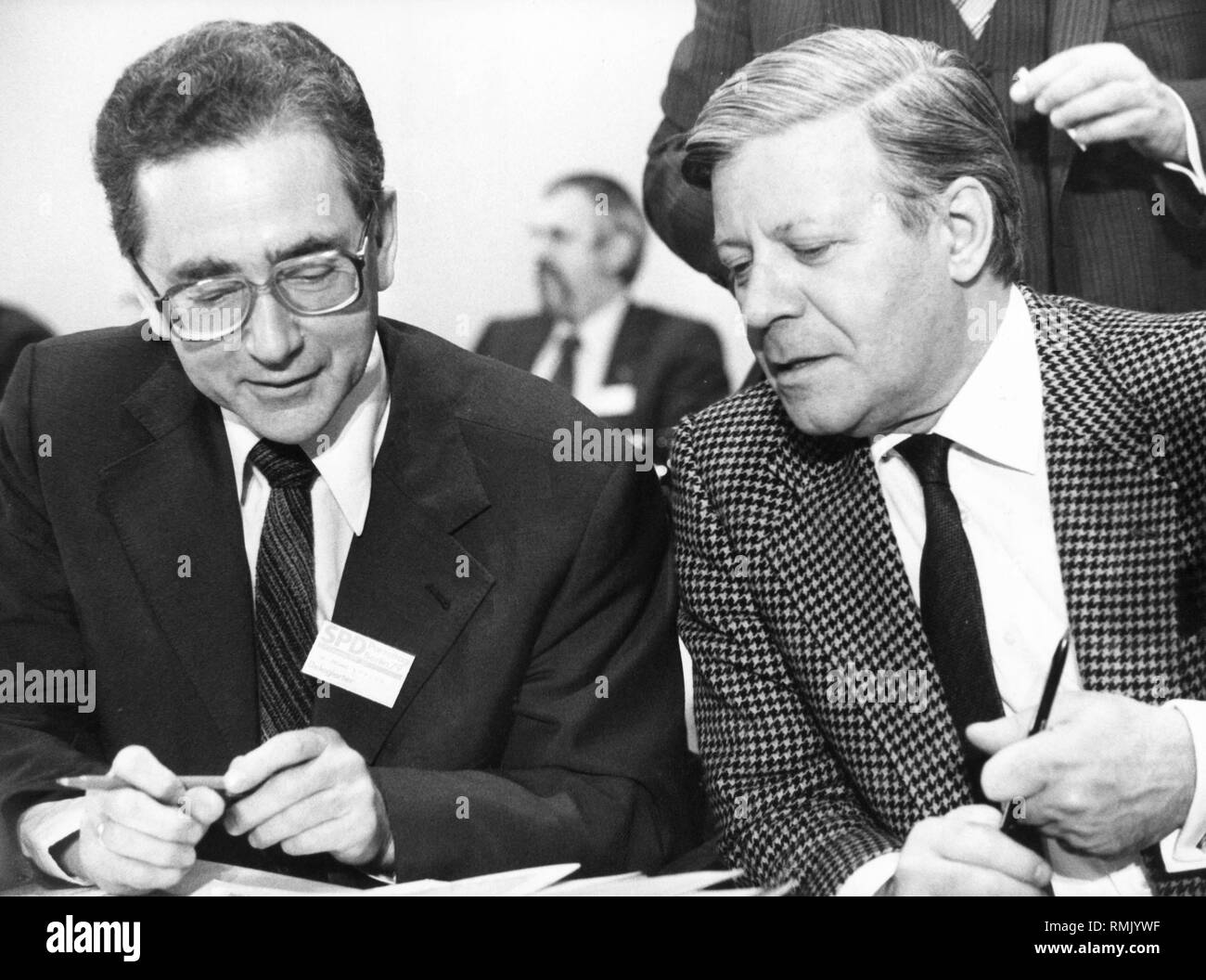 Bundeskanzler Helmut Schmidt und Erhard Eppler auf dem SPD-Parteitag in Berlin. Stockfoto
