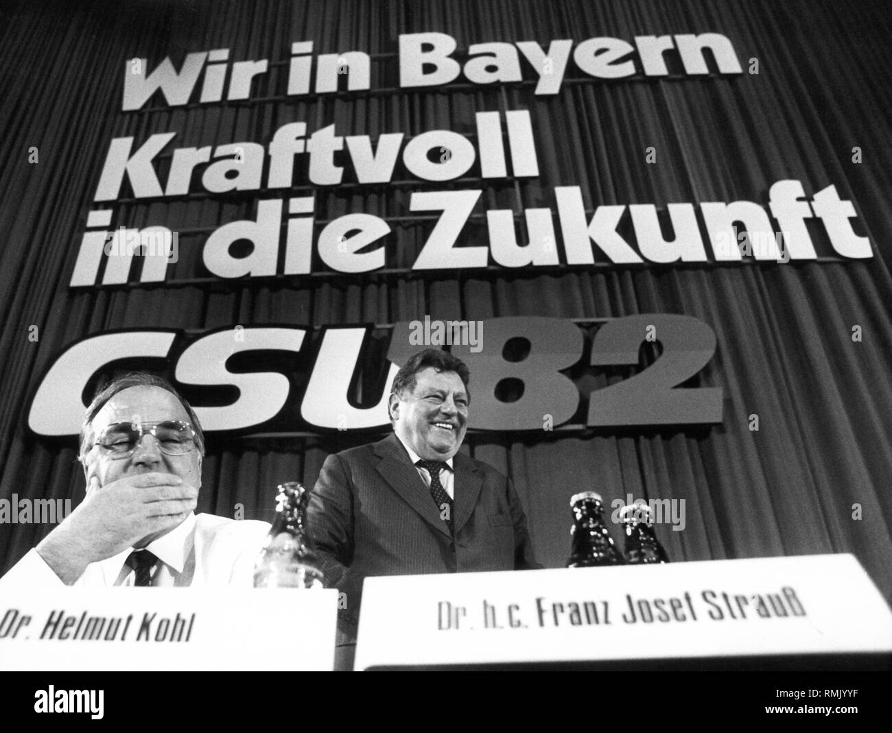 Helmut Kohl und Franz Josef Strauß auf dem Parteitag der CSU (Christlich Soziale Union in Bayern) in München. Auf der Rückseite eine Kampagne Slogan "Wir in Bayern, kraftvoll in die Zukunft" (Wir in Bayern, stark in die Zukunft"). Stockfoto