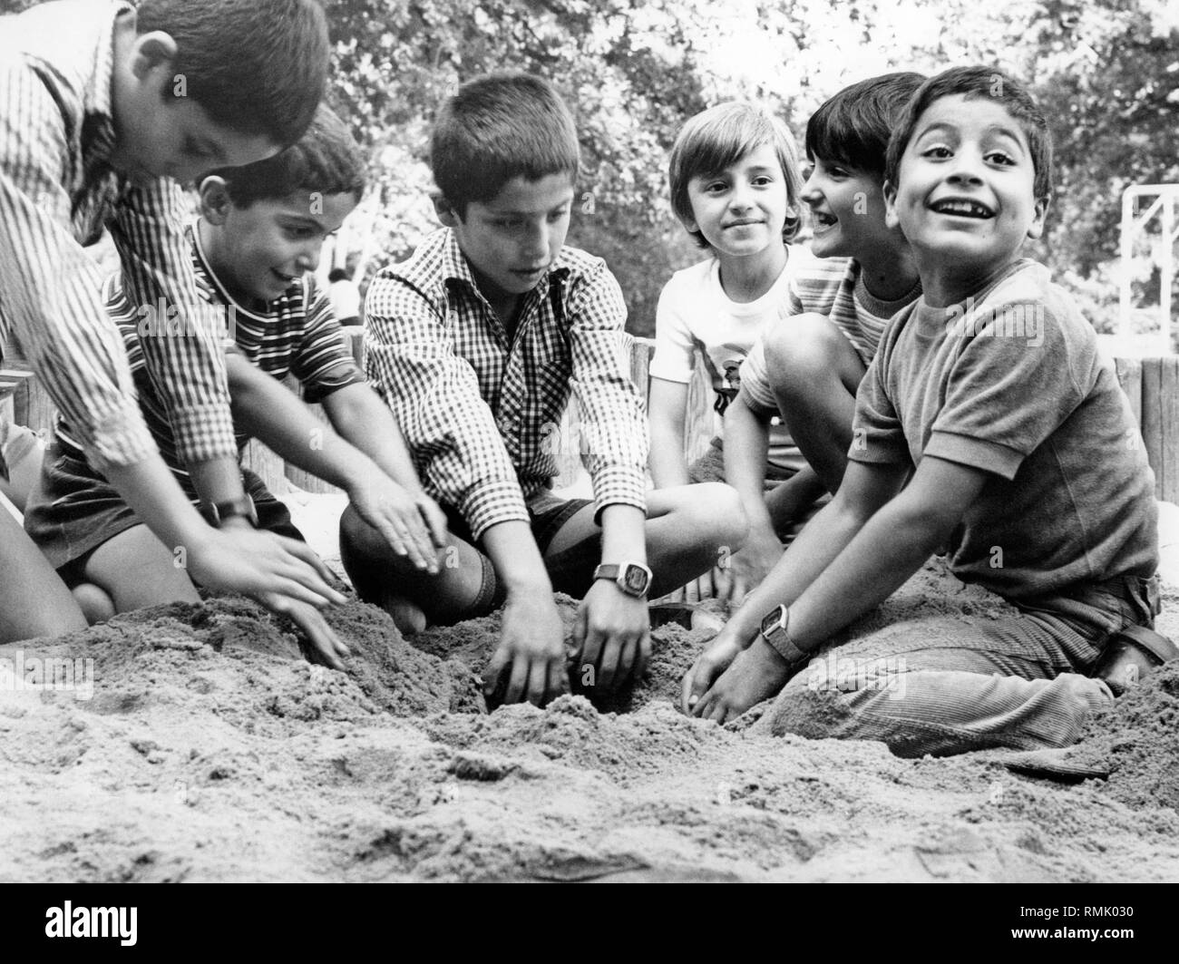 Türkische Jungen spielen im Sand. Stockfoto