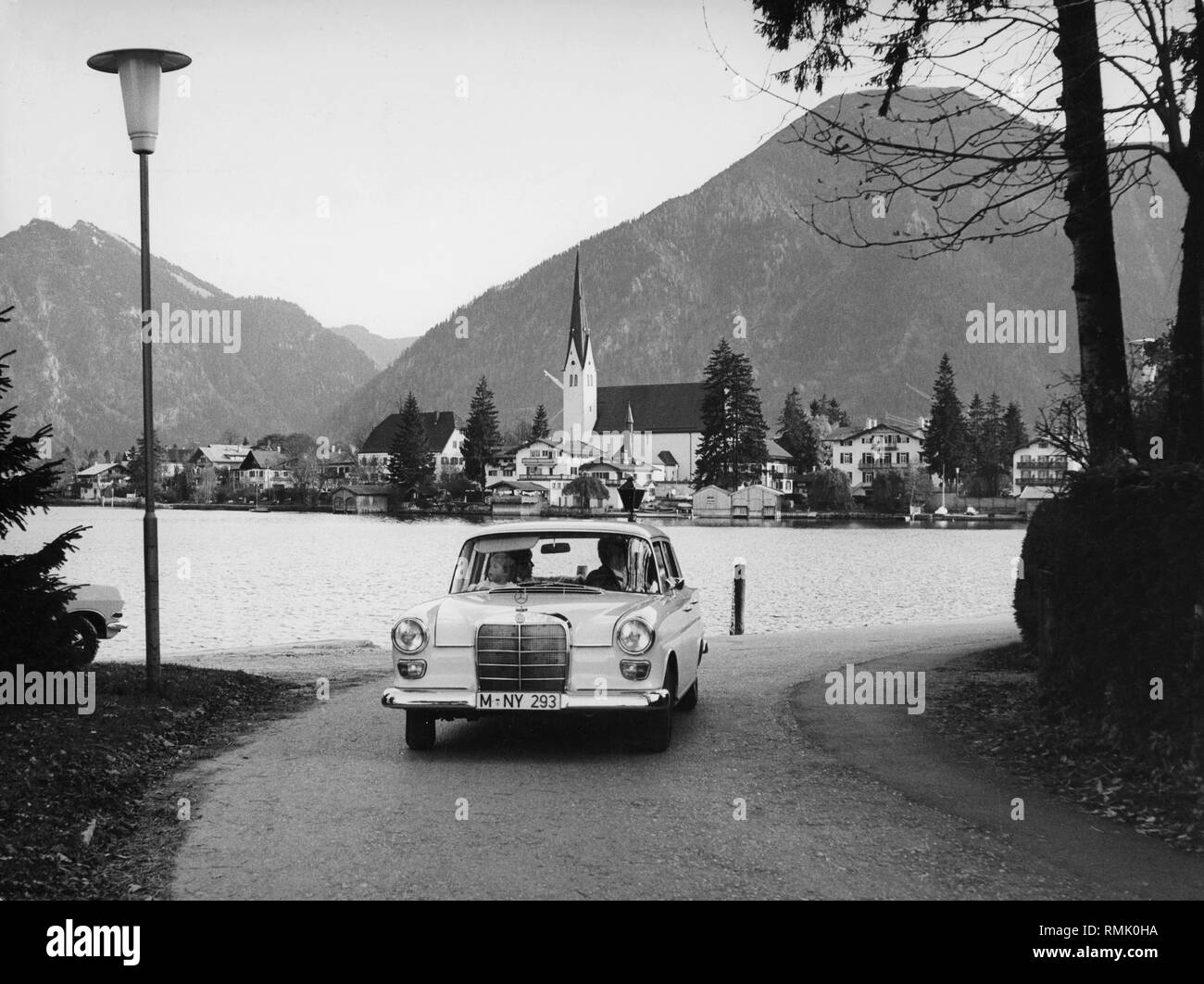 Eine Familie aus München macht einen Ausflug mit ihrem Mercedes in ...