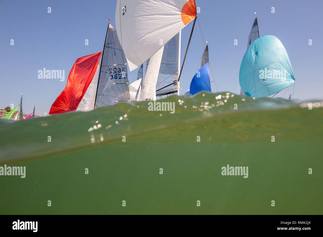 Yacht gemeinsam am Start während der salcombe Stadt Regatta gruppiert unter einem wunderschönen blauen Himmel. Stockfoto