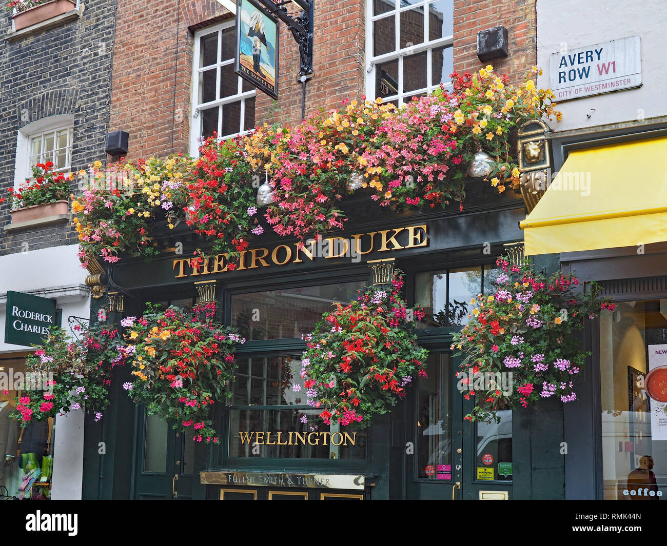 LONDON - September 2017: Dieses kleine, traditionelle Pub in Mayfair, zeigt eine besonders schöne Auswahl an hängende Blumenkörbe. Stockfoto