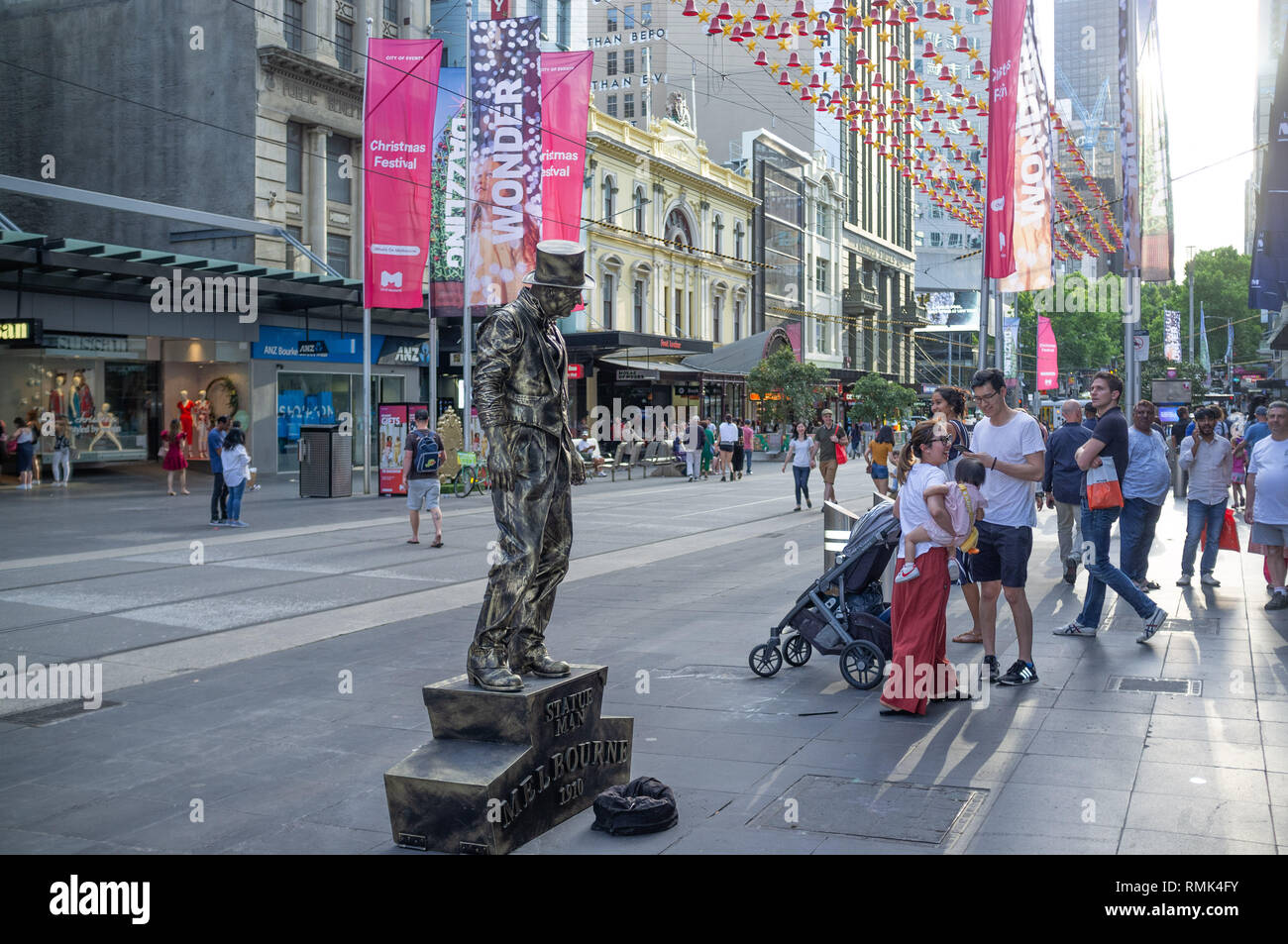 Melbourne, Australien - 1. Dezember 2018: lebende Statue Interpret bronze Mann unterhält die Menschenmenge vor Weihnachten Stockfoto