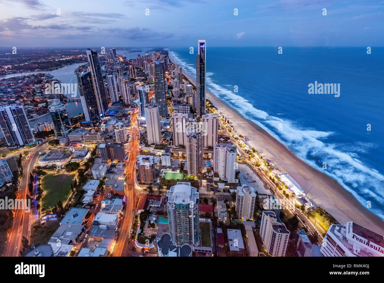 Gold Coast, Australien - 6. Januar 2019: Surfers Paradise Skyline bei Nacht Stockfoto