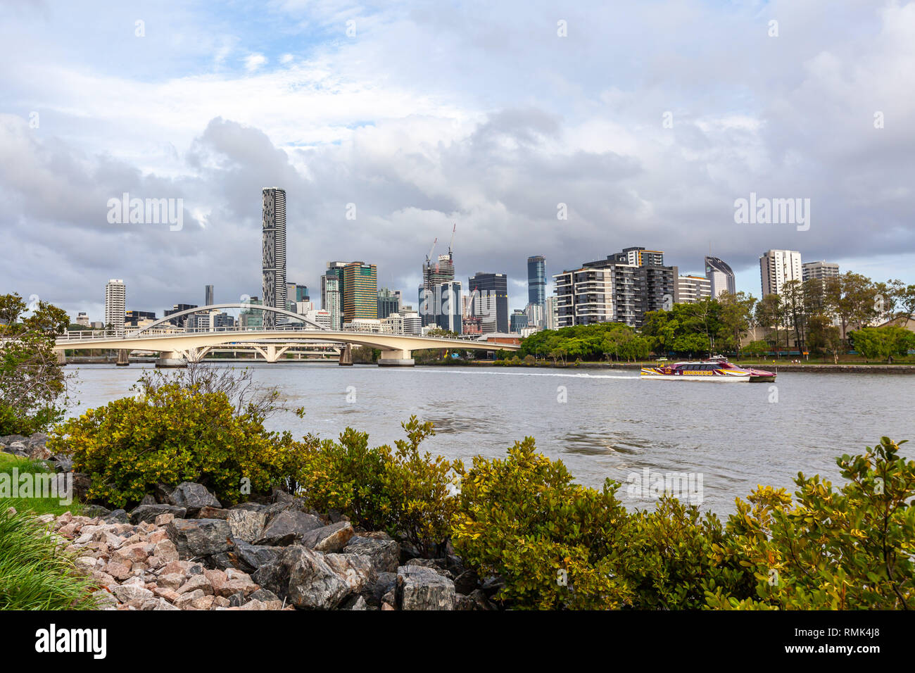 BRISBANE, Australien - 9. Januar 2019: CityCat ferry Segeln den Brisbane River unter den Hochhäusern Stockfoto