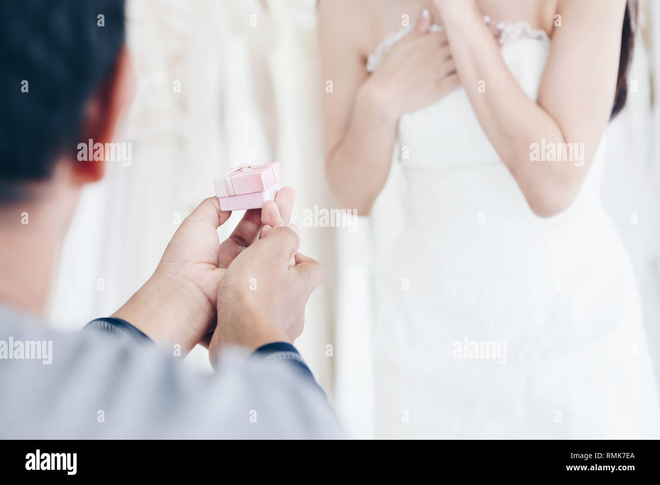 Willst Du mich heiraten beschnitten, jungen Mann, der Ring zu Freundin Hochzeit Konzept vorschlagen. Stockfoto