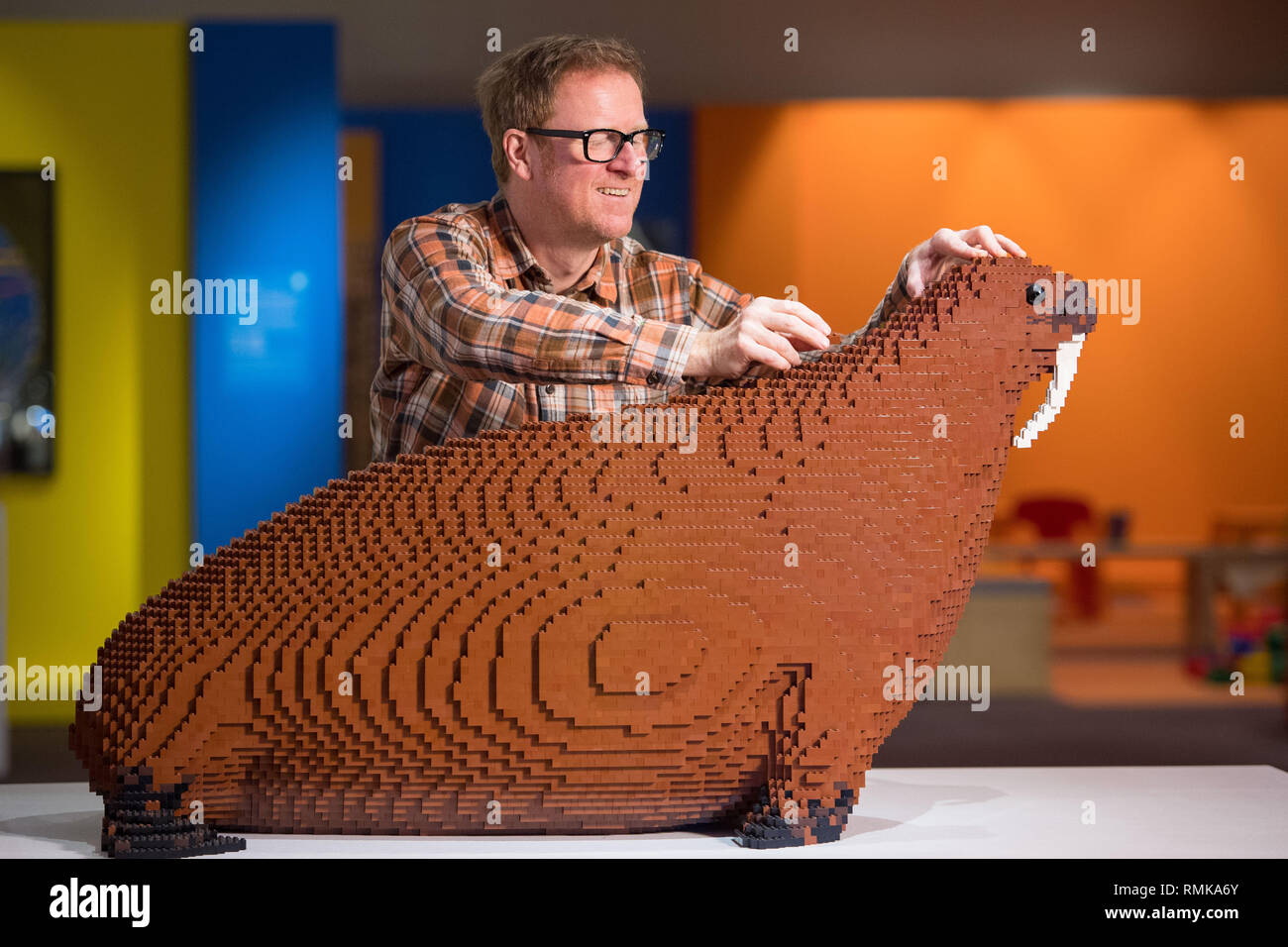 Techniker Alistair MacKillop mit einem Lego Stein Modell des berühmten  Horniman Museum' Dicken Walross", zu dem mehr als 10.000 Lego Steine, Teil  der "Brick Wunder"-Ausstellung, die am Horniman Museum öffnet, im Süden