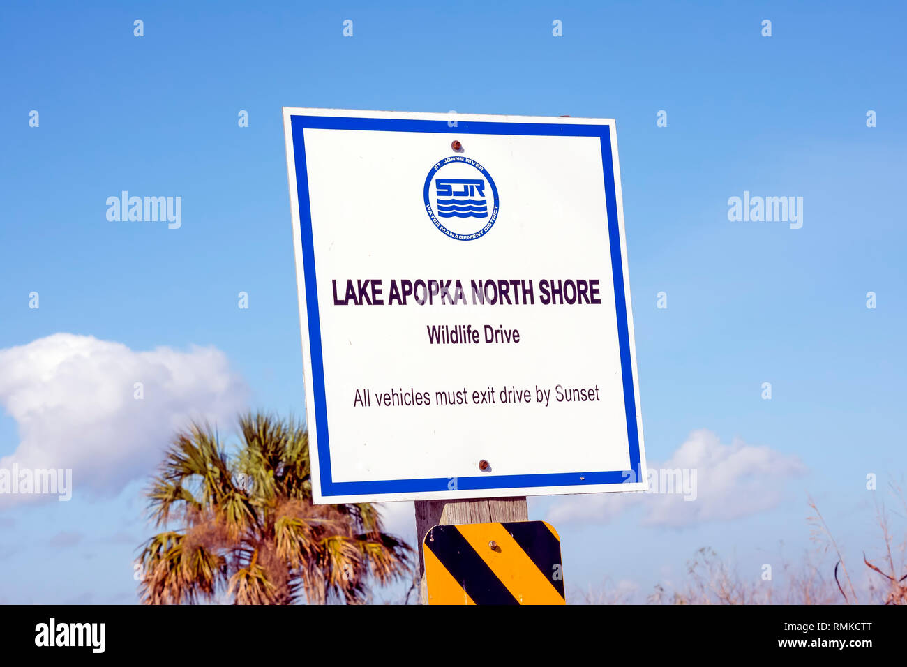 Lakle Apopka North Shore Wildlife Drive Zeichen' Alle Fahrzeuge müssen exitr Antrieb durch Sonnenuntergang" in der Nähe von Orlando, Florida Stockfoto