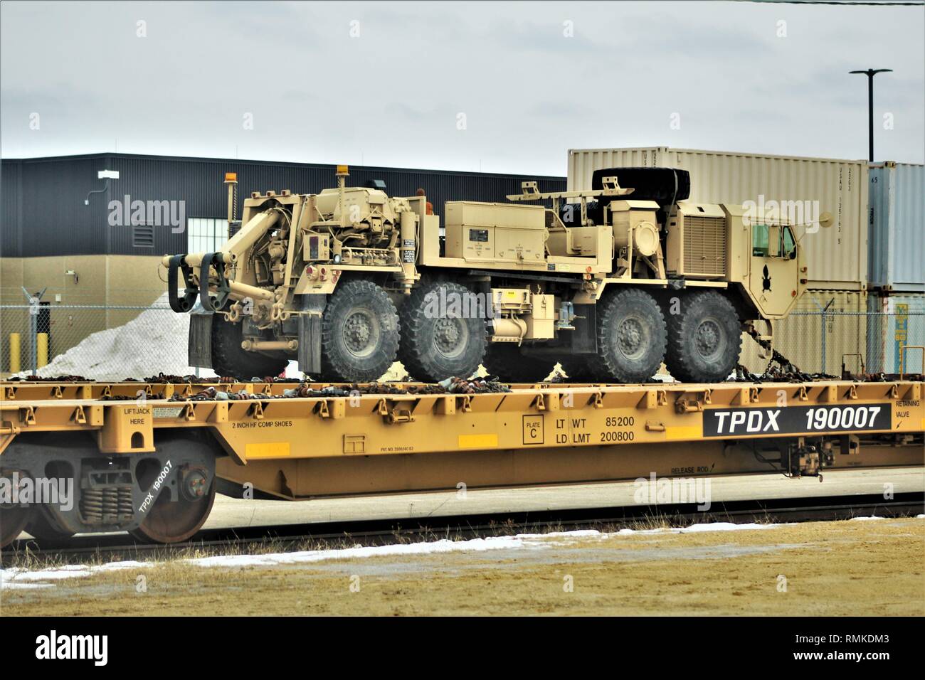 Militärfahrzeuge und Ausrüstung mit den 389 Ingenieur Bataillon ist auf triebwagen Feb 5, 2019 geladen, der Rail Yard am Fort McCoy, Wis. Die Bewegung ist für die Zukunft der 389 th Beteiligung in Betrieb entschlossen Schloss 2019 in Polen. Einheit Soldaten geladen 38 Autos mit Fahrzeugen und Ausrüstung nach dem Training in einer Schiene Leiter Operations Klasse von Vertretern des Marine Corps Logistik Base-Barstow, Calif Fort Mccoys Logistics Readiness Center Personal unterstützt mit dem Laden. (U.S. Armee Foto von Scott T. Sturkol, Public Affairs Office, Fort McCoy, Wis.) Stockfoto