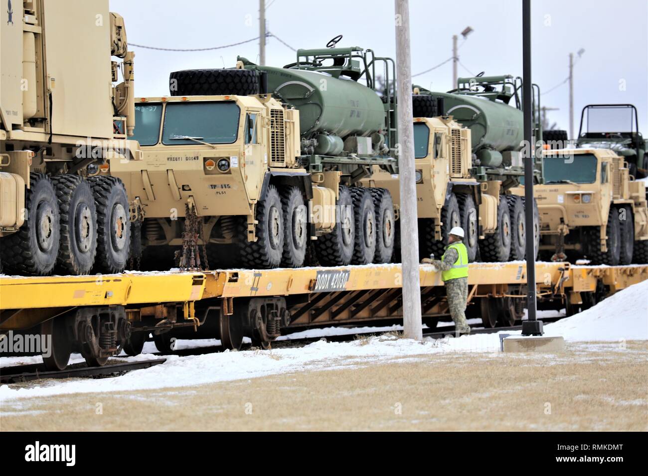 Militärfahrzeuge und Ausrüstung mit den 389 Ingenieur Bataillon ist auf triebwagen Feb 6, 2019 geladen, der Rail Yard am Fort McCoy, Wis. Die Bewegung ist für die Zukunft der 389 th Beteiligung in Betrieb entschlossen Schloss 2019 in Polen. Einheit Soldaten geladen 38 Autos mit Fahrzeugen und Ausrüstung nach dem Training in einer Schiene Leiter Operations Klasse von Vertretern des Marine Corps Logistik Base-Barstow, Calif Fort Mccoys Logistics Readiness Center Personal unterstützt mit dem Laden. (U.S. Armee Foto von Scott T. Sturkol, Public Affairs Office, Fort McCoy, Wis.) Stockfoto