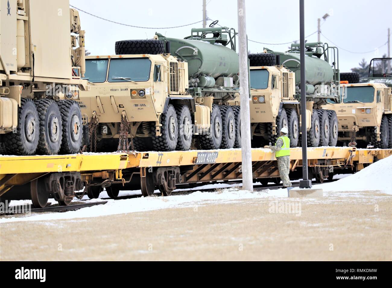 Militärfahrzeuge und Ausrüstung mit den 389 Ingenieur Bataillon ist auf triebwagen Feb 6, 2019 geladen, der Rail Yard am Fort McCoy, Wis. Die Bewegung ist für die Zukunft der 389 th Beteiligung in Betrieb entschlossen Schloss 2019 in Polen. Einheit Soldaten geladen 38 Autos mit Fahrzeugen und Ausrüstung nach dem Training in einer Schiene Leiter Operations Klasse von Vertretern des Marine Corps Logistik Base-Barstow, Calif Fort Mccoys Logistics Readiness Center Personal unterstützt mit dem Laden. (U.S. Armee Foto von Scott T. Sturkol, Public Affairs Office, Fort McCoy, Wis.) Stockfoto