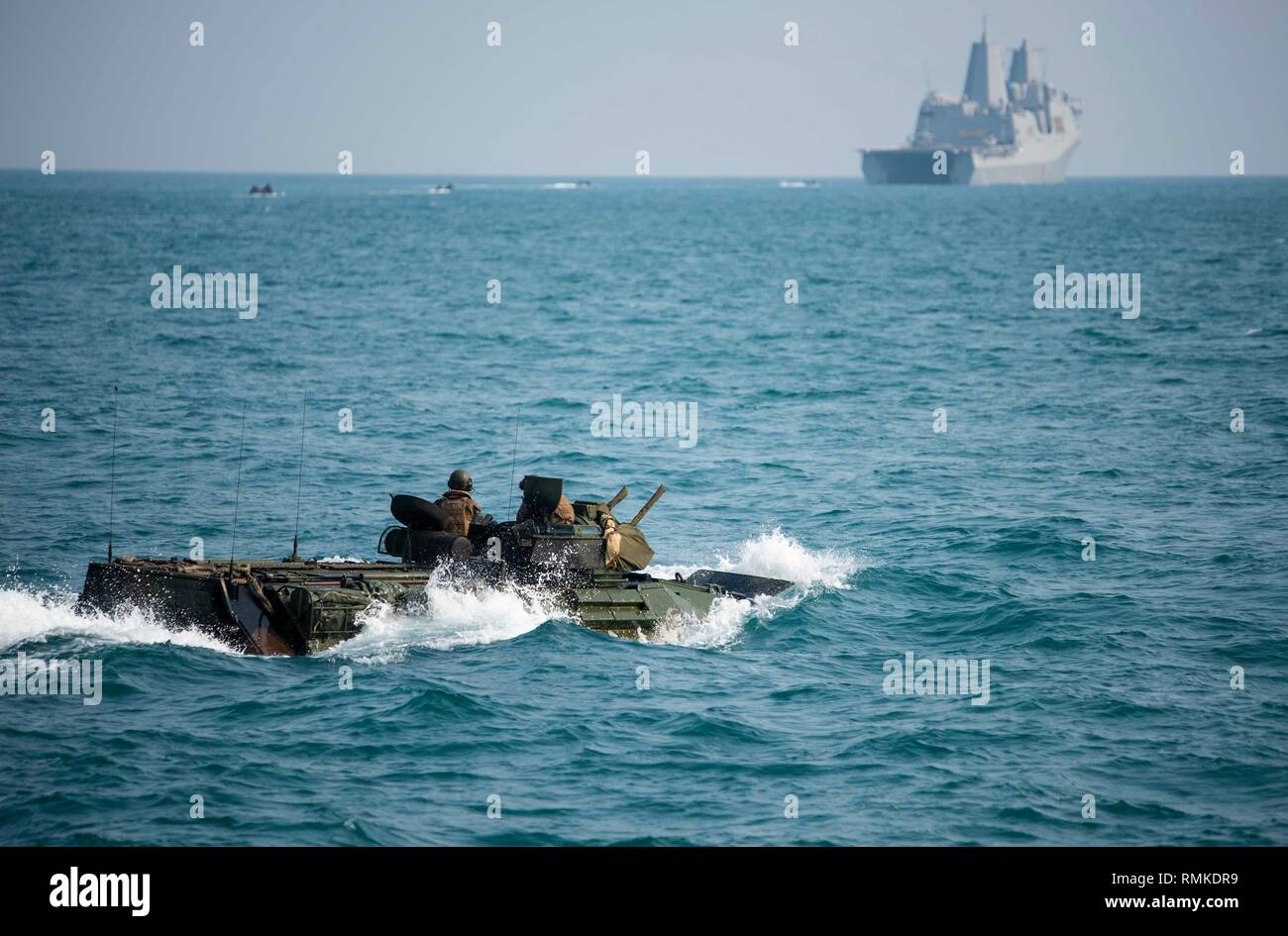 237449-N-DX 072-1184 GOLF VON THAILAND (Feb. 13, 2019) - Angriff Amphibienfahrzeuge (AAV) zugeordnet. bis 31 Marine Expeditionary Unit (MEU) Ansatz der gut Deck des amphibious Transport dock Schiff USS Green Bay LPD (20). Green Bay, Teil der Wasp amphibischen bereit, Gruppe, mit Eingeschifft 31 Marine Expeditionary Unit (MEU), in Thailand, die in der Übung Cobra Gold 2019 zu beteiligen. Cobra Gold ist eine multinationale Übung von Thailand und den Vereinigten Staaten gefördert werden, ist entworfen, um die regionale Sicherheit und wirksame Reaktion auf die Krise Kontingenzen durch ein robustes Multinationale forc vorzurücken Stockfoto